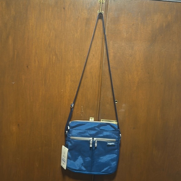 baggallini Comrade Crossbody - Picture 2 of 9